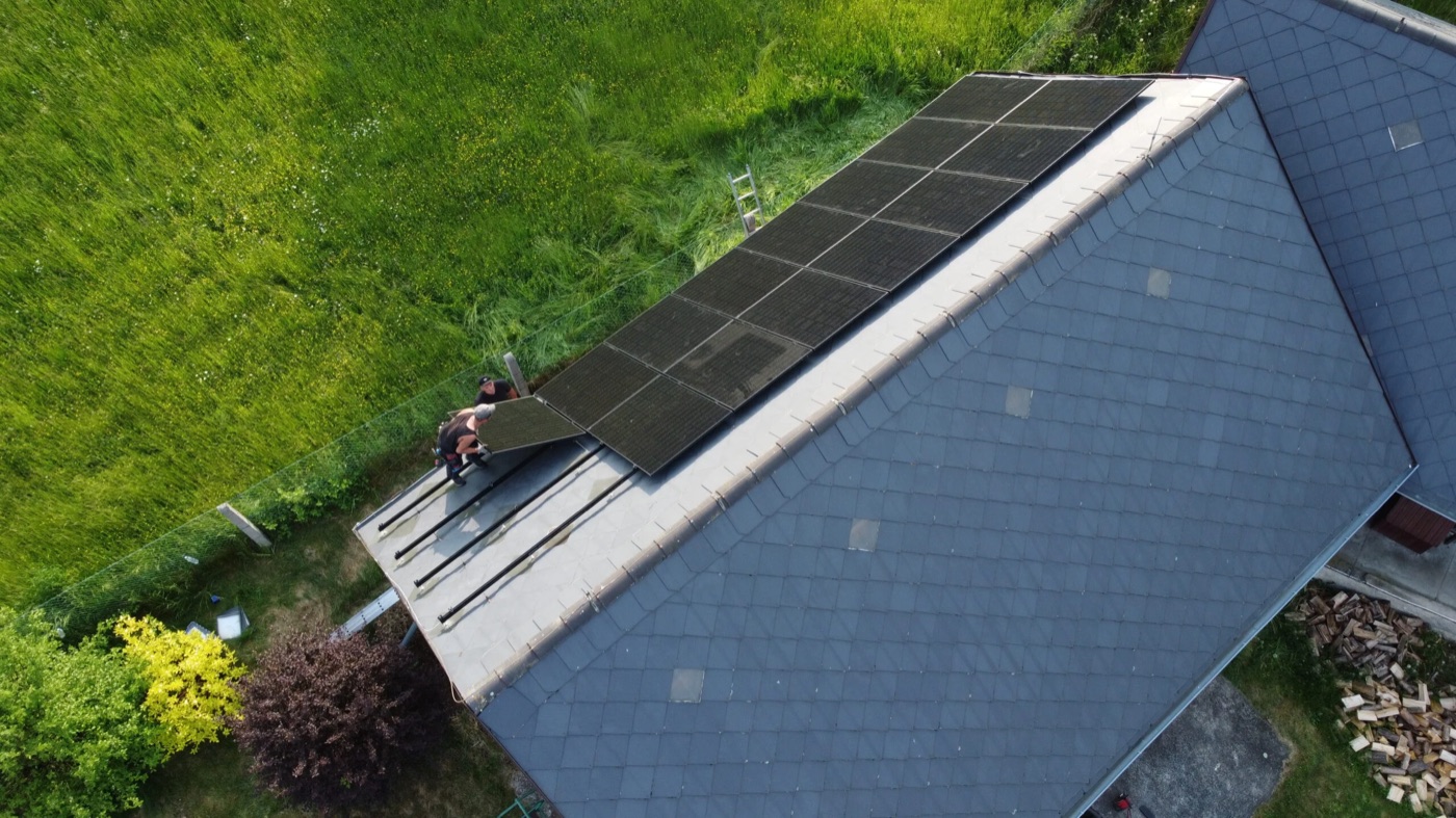 Montáž fotovoltaických panelů na střechu rodinného domu v Drahoňově Újezdě.