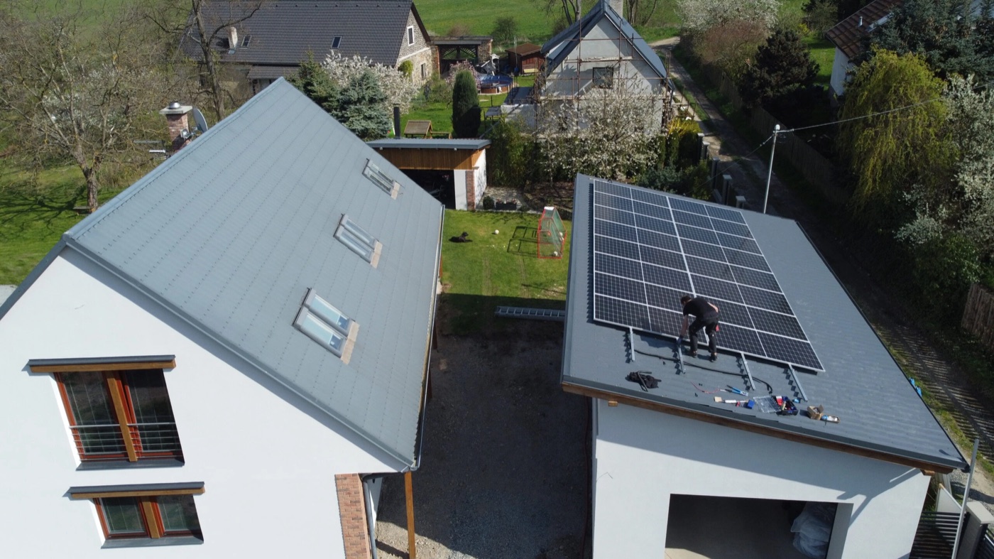 Fotovoltaické panely na střeše rodinného domu v Kozích Horách.