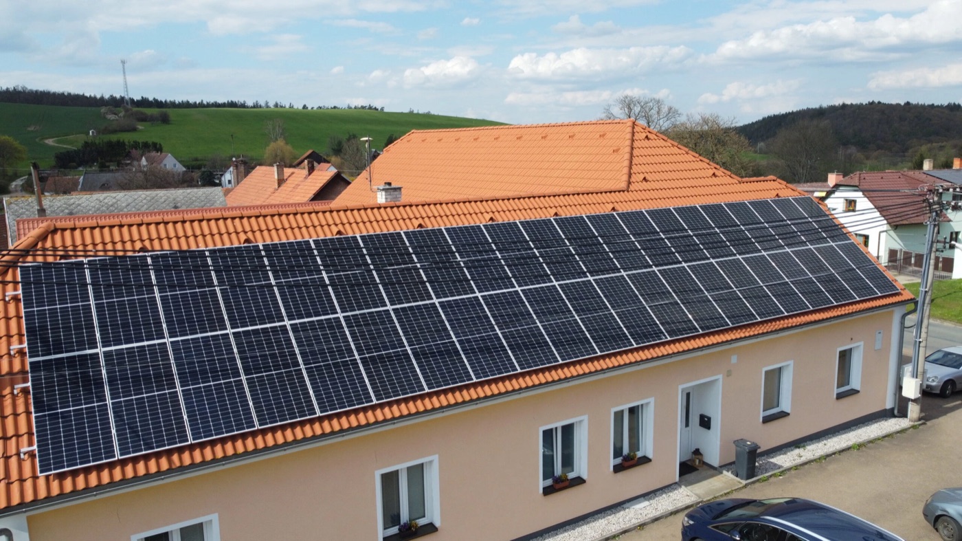 Dokončená fotovoltaická elektrárna na budově řeznictví v Terešově.